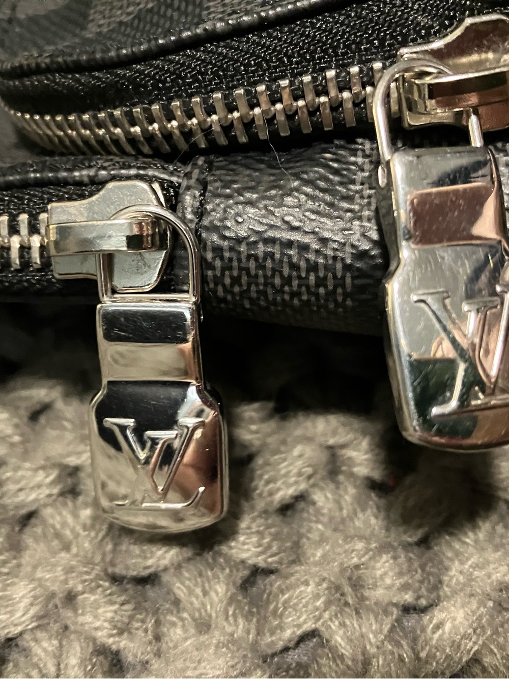 Louis Vuitton Damier Graphite Avenue Sling Bag - Picture 4 of 8